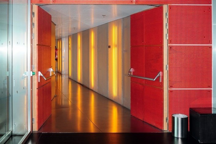 Casa da Música, circulação, Porto, 2005. Arquitetos Rem Koolhaas e Ellen van Loon / OMA<br />Foto Junancy Wanderley 