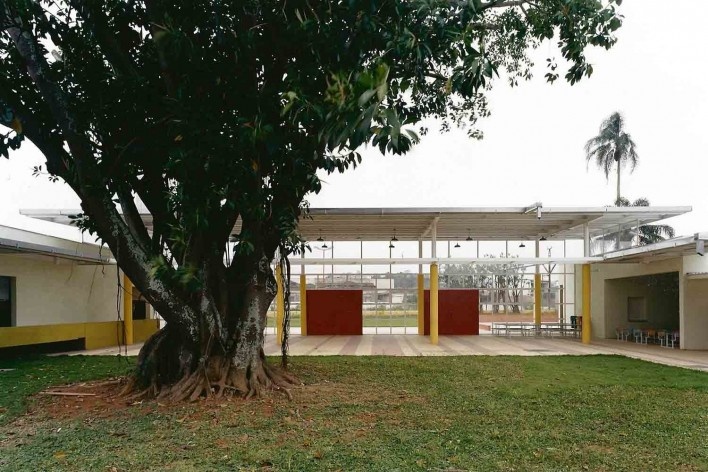 Fábrica de Sal – Centro Educacional de Ribeirão Pires, áreas externas, 2001-2003. Arquitetos Rafael Perrone e Márcio do Amaral<br />Foto Andres Otero 