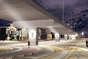 Vista do tratamento luminotécnico sob a Perimetral no trecho da Praça XV, destacando a volumetria dos óculos dos pilares e revestimento<br />Imagem dos autores do projeto 