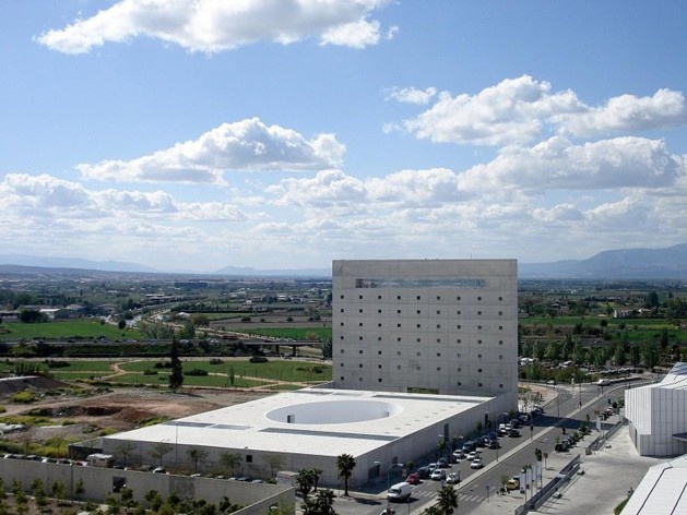 Caja Granada, Granada, Andaluzia, Espanha, 2001. Arquiteto Alberto Campo Baeza<br />Foto DraXus  [Wikimedia Commons]