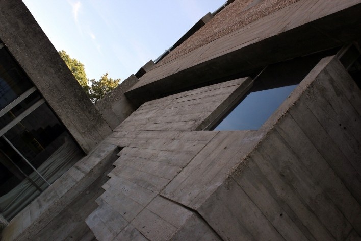 Casa do Brasil, detalhe escada e encontro dos volumes, Cidade Universitária de Paris, arquitetos Lúcio Costa e Le Corbusier<br />Foto Maria Claudia Levy 