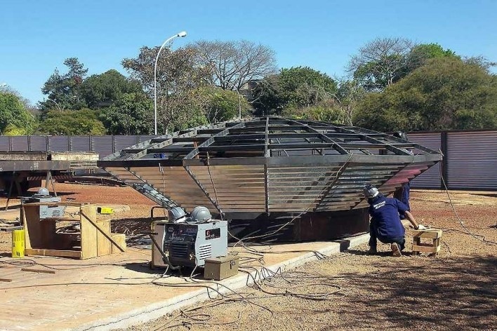 Fundação Darcy Ribeiro. Fabricação da cúpula. Instituto Brasileiro de Tecnologia do Habitat, Arquiteto João Filgueiras Lima, Lelé. Brasília DF, Brasil, 2010