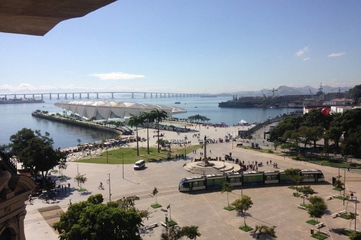 Praça Mauá, Museu do Amanhã, projeto de Santiago Calatrava, e Baía de Guanabara a partir do MAR<br />Foto Sandro Vimer Valentini Junior, julho de 2017 
