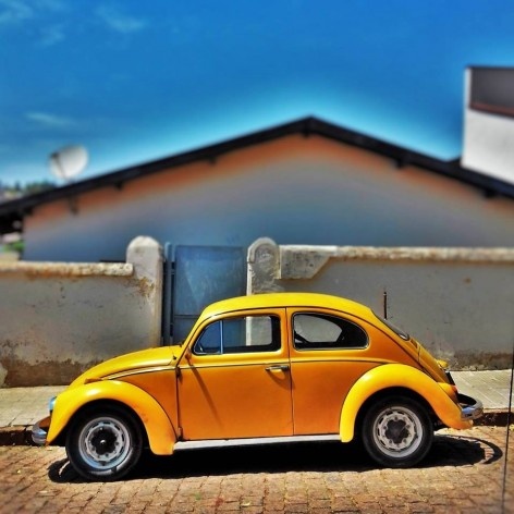 Fusca amarelo queimado II, série fotográfica “Os fuscas ofuscam”<br />Foto Fernando Mascaro 