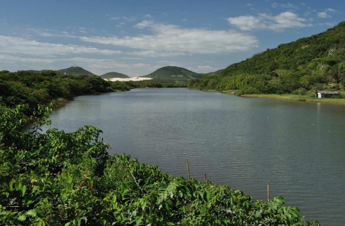 Rio Siriú, com dunas ao fundo, Garopaba SC<br />Foto José Tabacow 