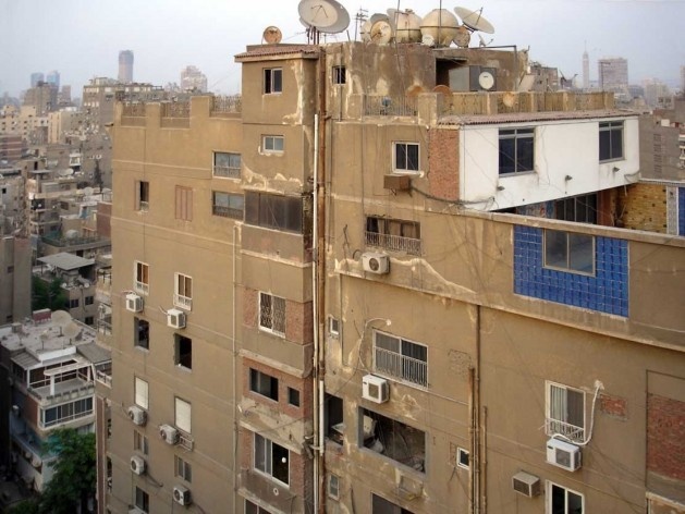 Edificação com pumadas hidráulicas, fios, aparelhos de ar e antenas aparentes<br />Foto Leonardo Castello 
