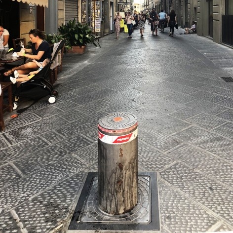 Via compartilhada com controle de acesso de veículos no Mercado Central, Florença<br />Foto Larissa Scarano, 2018 