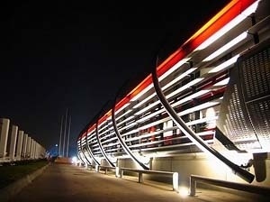 Vista noturna da fachada<br />Foto de Gustavo Ghibaudi 