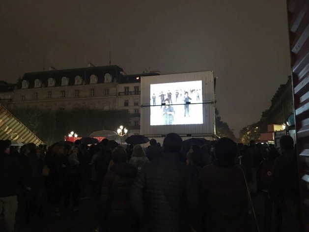 “Un monument dédié au siècle des révolutions” (Chto Delat), instalação na praça do Hôtel de Ville de Paris, percurso Centro<br />Foto Laís Bhering Martins 