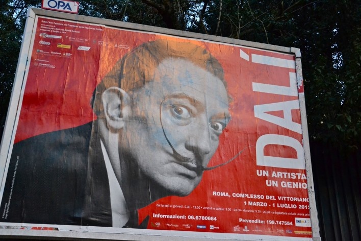 Contaminações, painel publicitário sobre exposição de Dali no centro urbano de Roma<br />Foto Fabio José Martins de Lima 