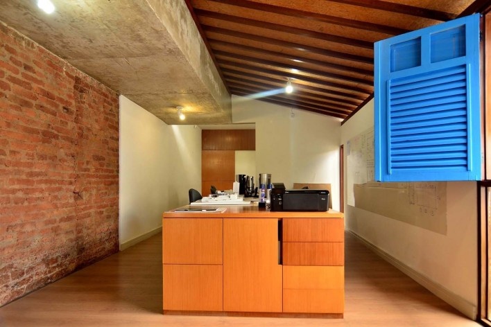 Ateliê, recomposição volume posterior: viga e laje de concreto aparente; telhado estrutura com madeira, cobertura de telha cerâmica e forro de placas de OSB<br />Foto Augusto Pessoa 