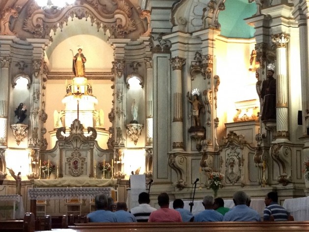 Interior da Igreja Matriz com fiéis e altar ao fundo<br />Foto/Photo Fabio Lima 