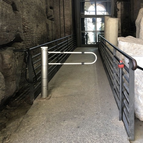Rampa e elevador na Rota Acessível do Coliseu, Roma<br />Foto Larissa Scarano, 2018 