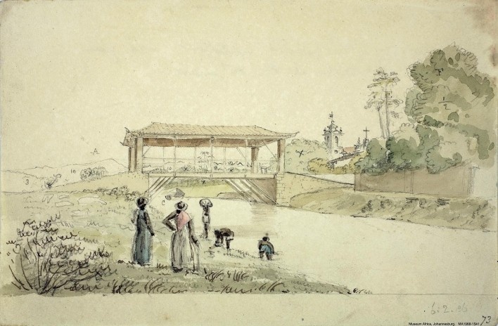 Brasil, Rio de Janeiro, ponte coberta, até hoje não identificada, mas com certeza em Magé, tendo ao fundo o perfil da Serra dos Órgãos, e à direita, a torre e parte do frontão da Igreja Matriz Nossa Senhora da Piedade, 6 fev 1826<br />William John Burchell  [Collection Museum Africa, Johannesburg]
