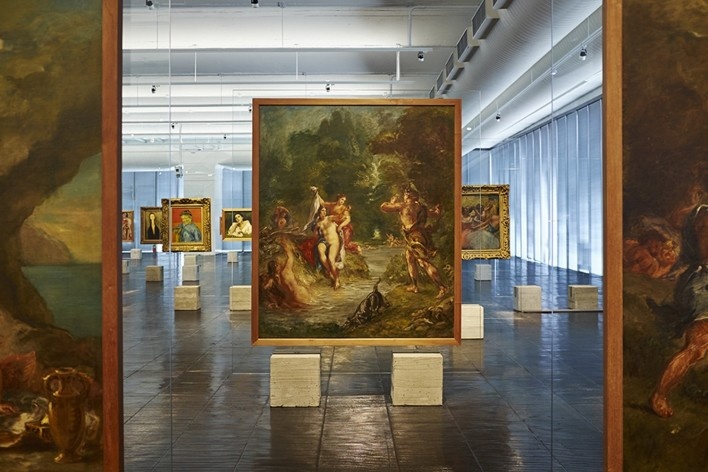 Cavaletes de vidro reconstruídos, exposição montada. Metro Arquitetos Associados