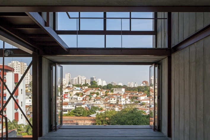 Estúdio Madalena, São Paulo, vista para o bairro dos Pinheiros e Sumaré. Apiacás Arquitetos<br />Foto Leonardo Finotti 