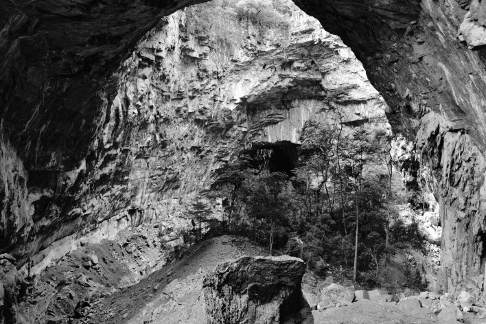 A dimensão das cavernas é gigantesca, compare com a escala das arvores e estruturas de trilhas existentes<br />Foto Ana Carolina Brugnera, 2017 