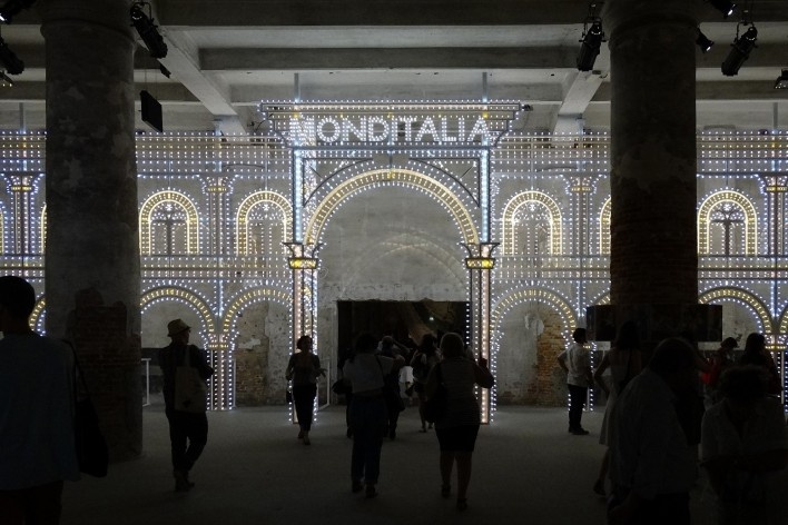 Exposição Monditalia, entrada da Corderie, Bienal de Arquitetura de Veneza<br />Foto Patrícia Martins 