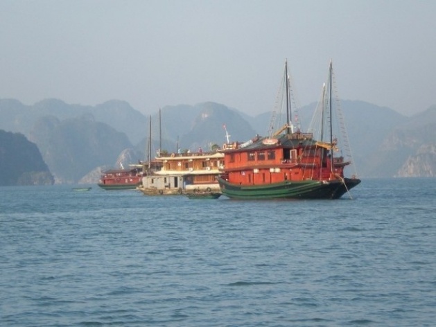 Baía de Ha Long, barcos<br />Foto Lucia Maria Borges de Oliveira 