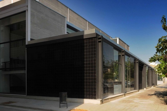 L’Auditori en Massanass. Ajuste volumétrico del edificio a su entorno. Carlos Gómez y Eva Álvarez, Gómez+Álvarez arquitectes, Valencia, España, 2009-2011.