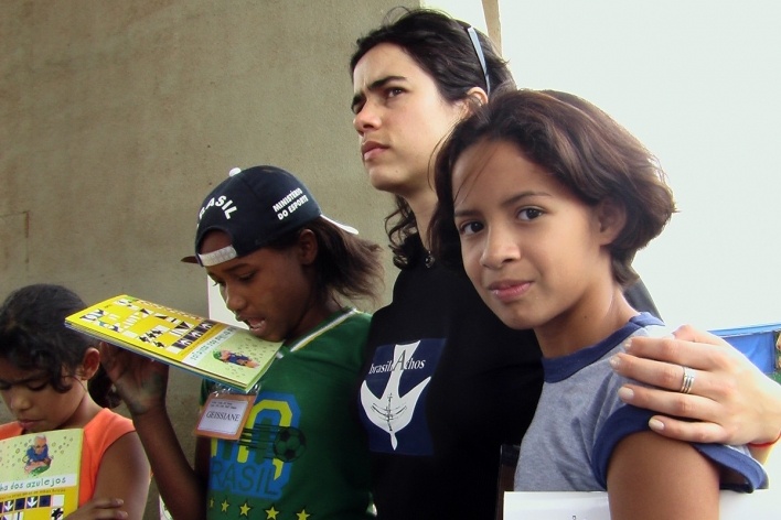 

Lana Guimarães com as crianças do projeto Na trilha dos azulejos
<br />Foto Peter Brower 