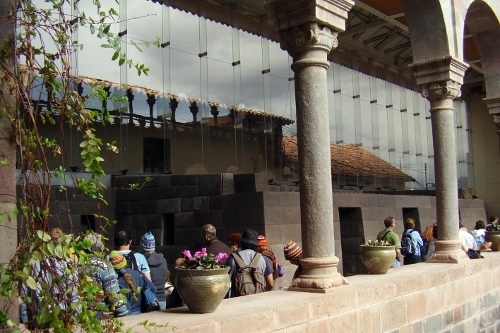 Convento de São Domingos em Cusco, os corredores laterais de seu pátio central guardam as ruínas do templo do Sol Oricancha, em construções de pedra, perfeitas nos entalhes e encaixes<br />Foto Saide Kahtouni 