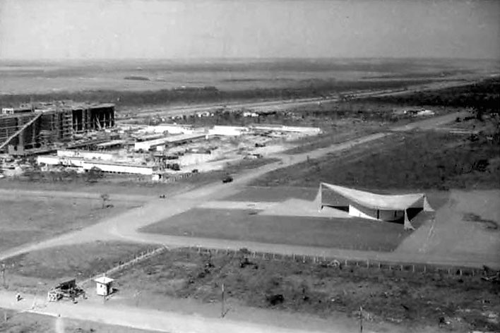 Igreja Nossa Senhora de Fátima (igrejinha) em construção, 1958. Arquiteto Oscar Niemeyer<br />Foto M. M. Fontenelle  [Acervo Iphan DF]