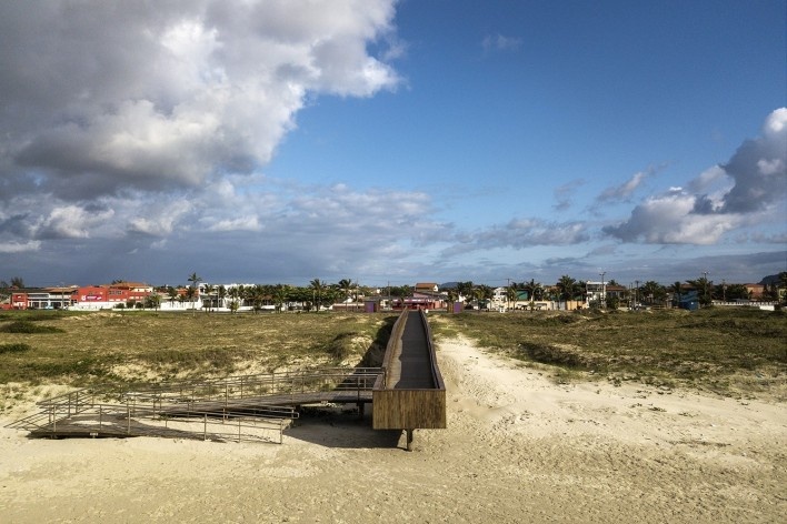 Requalificação urbana e ambiental da orla de Ilha Comprida, 2019. Arquitetos Marcos Boldarini e Lucas Nobre<br />Foto Leonardo Finotti 