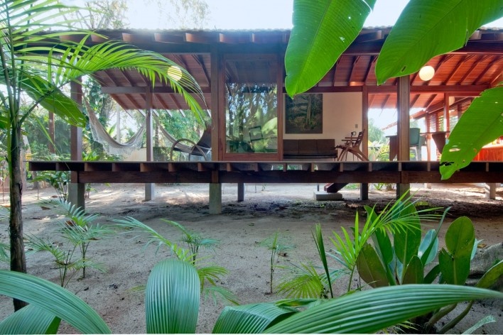 Casa nº 6, Praia de Itamambuca, Ubatuba. Arquiteto Eduardo Martins de Mello, 2008<br />Foto Antonio Saggese 