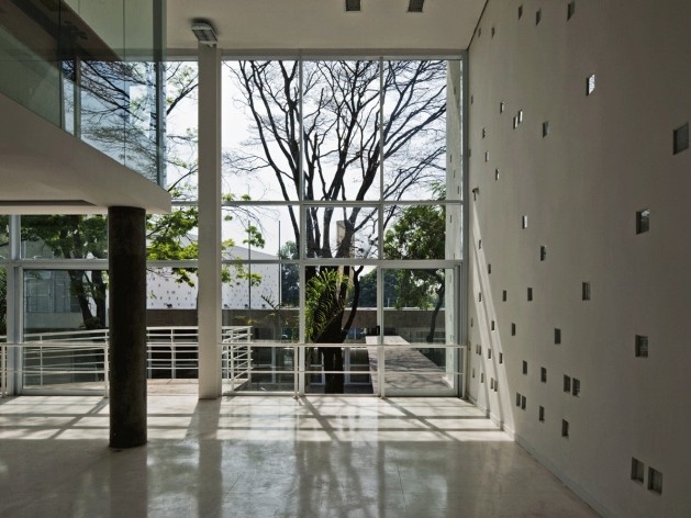 Centro de capacitação dos profissionais da educação Dra. Zilda Arns. Área de Convivência, Carolina Penna Arquitetura e Urbanismo, 2008 – 2011. São Caetano do Sul, SP - Brasil<br />foto Nelson Kon 
