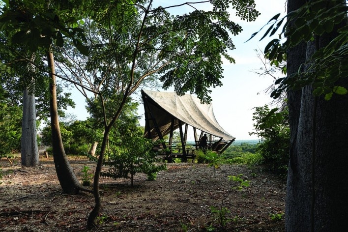 Learning Viewpoint, Cerro Blanco Protected Forest, Guayaquil, Ecuador, 2022. Architects David Barragán, Pascual Gangotena, Maríaluisa Borja and Esteban Benavides (authors) / Al Borde<br />Foto/photo Jag Studio 