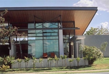 Fachada frontal - A cobertura flutua sobre o volume da casa<br />Imagem dos autores do projeto 