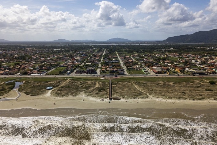 Requalificação urbana e ambiental da orla de Ilha Comprida, 2019. Arquitetos Marcos Boldarini e Lucas Nobre<br />Foto Leonardo Finotti 