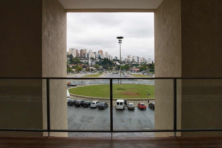 Passarela ao ar livre por sobre o portão monumental, com vista para a cidade. Museu do Futebol, arquiteto Mauro<br />Foto Nelson Kon 