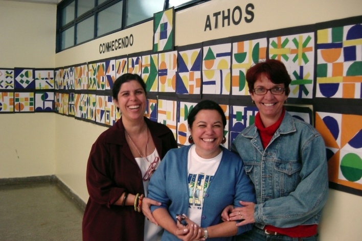 Professoras diante da exposição dos trabalhos das crianças<br />Foto Lana Guimarães 