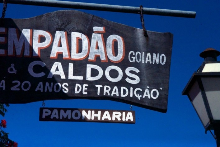 Engenhos publicitários inseridos no conjunto urbano edificado <br />Foto Fabio Lima 