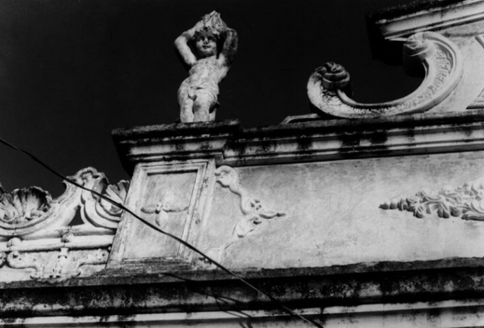 Platibanda decorada. casa rua Barão Rio Branco, 1992<br />Foto Ana Alaíde Amaral 