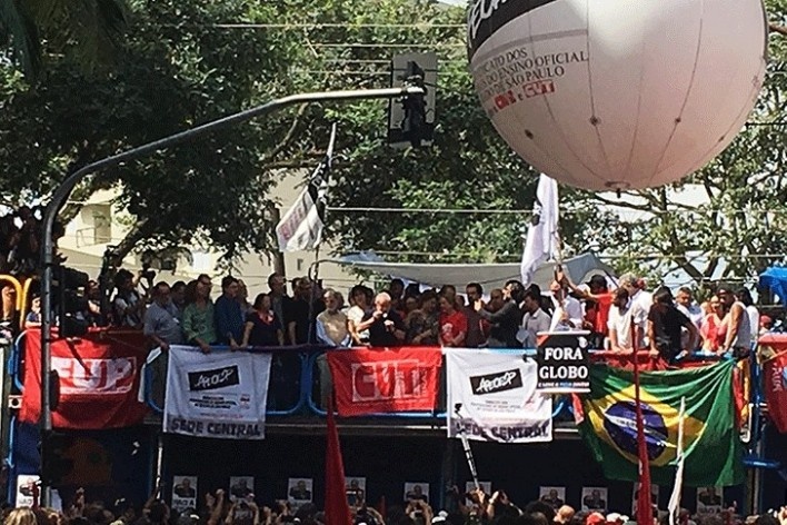 Lula fazendo discurso sobre o palanque ao lado do Sindicato de Metalúrgicos do ABC, São Bernardo do Campo<br />Foto Abilio Guerra 