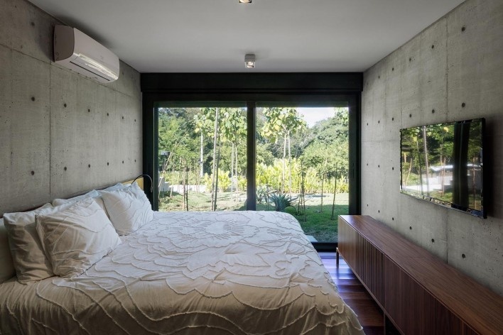 Casa LLF, São José dos Campos SP Brasil, 2019. Arquitetos João Paulo Daolio e Thiago Natal Duarte (autores) / Obra Arquitetos<br />Foto/photo Nelson Kon 