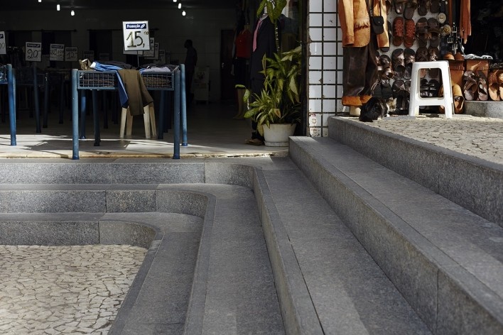 Praça e ladeira da Barroquinha, solução para os desníveis entre as lojas e a praça ladeira. Metro arquitetos associados<br />Foto Ilana Bessler 