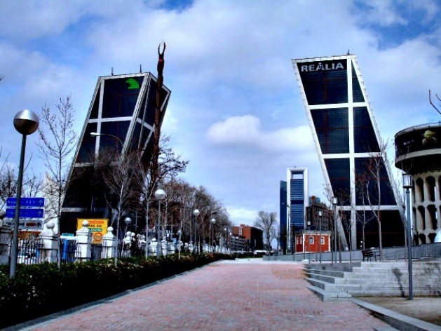 Torres Kio, ou Puerta de Europa, Phillip Johnson e John Burgee, 1996<br />Foto Ana Paula Medeiros 