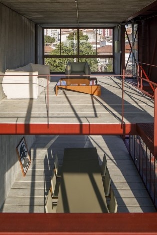 Estúdio Madalena, leitura dos níveis internos, São Paulo, 2015. Apiacás Arquitetos<br />Foto Leonardo Finotti 