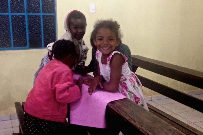 Crianças desenhando em reunião comunitária<br />Foto Fabio Lima 