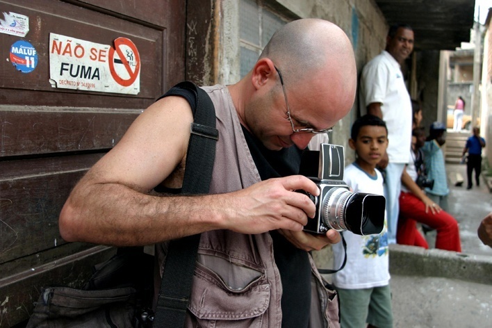 Iatã Canabrava fotografando na rua<br />Foto Talita Virginia 