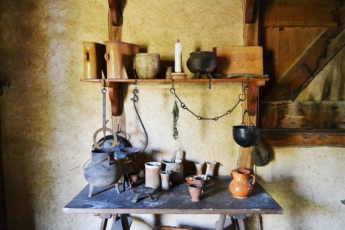 Potes e utensílios localizados na parte interna das edificações que chegam mais próximas ao presente, do período da guerra dos 80 anos<br />Foto Ana Carolina Brugnera / Lucas Bernalli Fernandes Rocha 