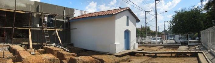 Capela já remodelada, com a escavação à mostra<br />Foto Victor Hugo Mori 