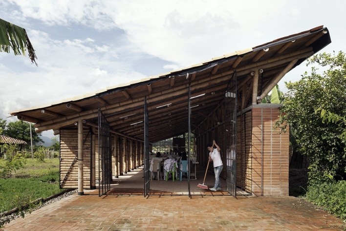 Taller de Confección Amairis, San Isidro, Colombia. Taller Ruta 4<br />Foto Federico Cairoli 