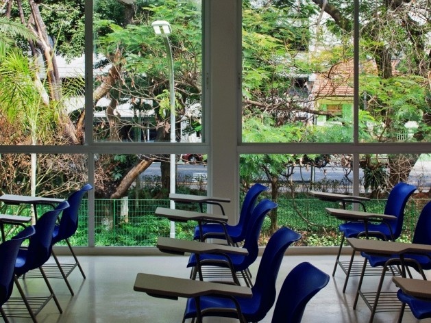 Centro de capacitação dos profissionais da educação Dra. Zilda Arns. Sala de aula, Carolina Penna Arquitetura e Urbanismo, 2008 – 2011. São Caetano do Sul, SP - Brasil<br />foto Nelson Kon 