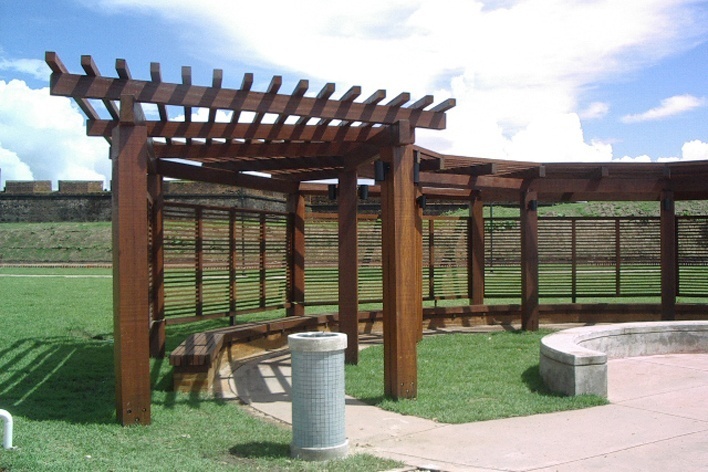 <br />Parque do Forte, pérgula e banco  [Foto Rosa Kliass]