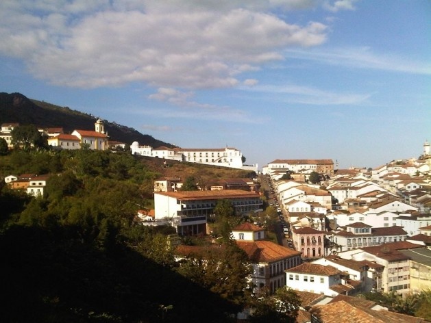 Os pilotis do Grande Hotel foi uma maneira nova de lidar com o terreno íngreme<br />Foto Abilio Guerra 